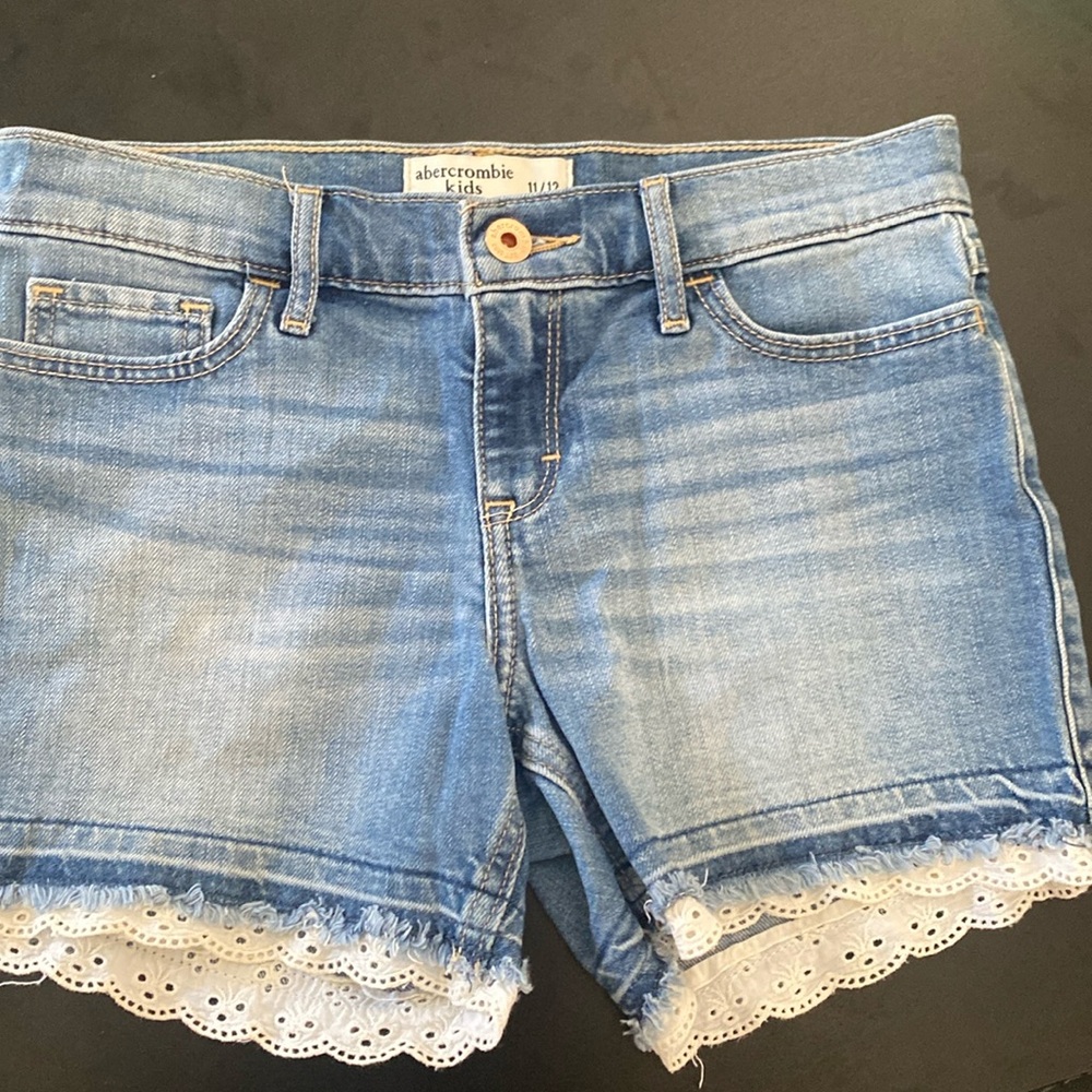 Abercrombie kids midi  short size 11/12. Jean and lace.